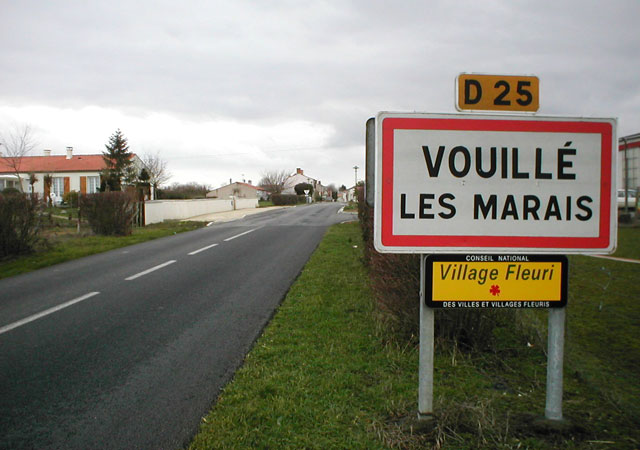 Bienvenue à Vouillé-les-Marais où vous découvrirez un village fleuri, le Marais, une fonderie miniature...